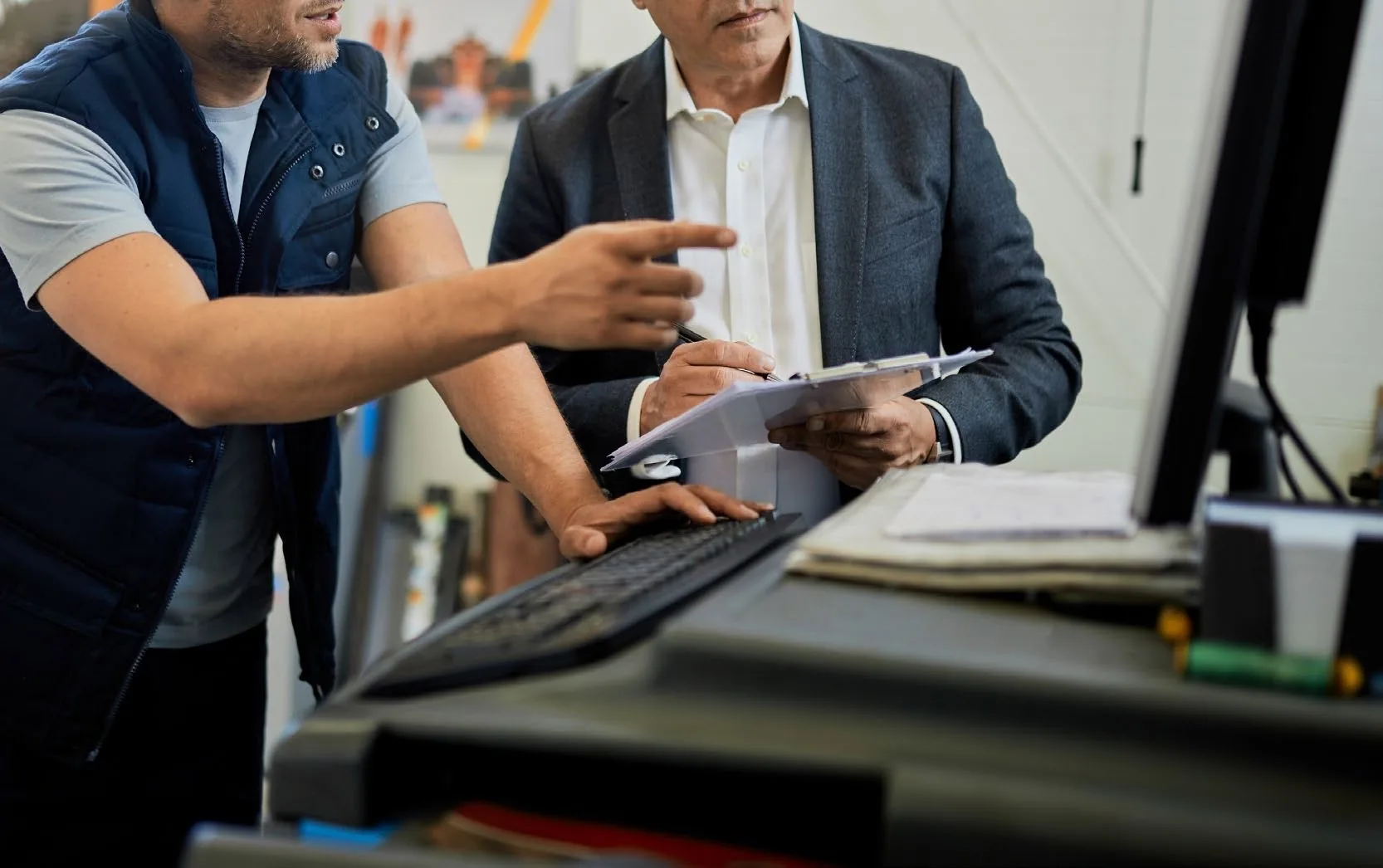 Profesionales revisando documentación técnica de un vehículo