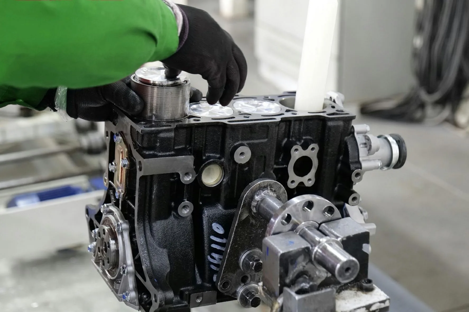 Técnico trabajando en la reconstrucción de un componente